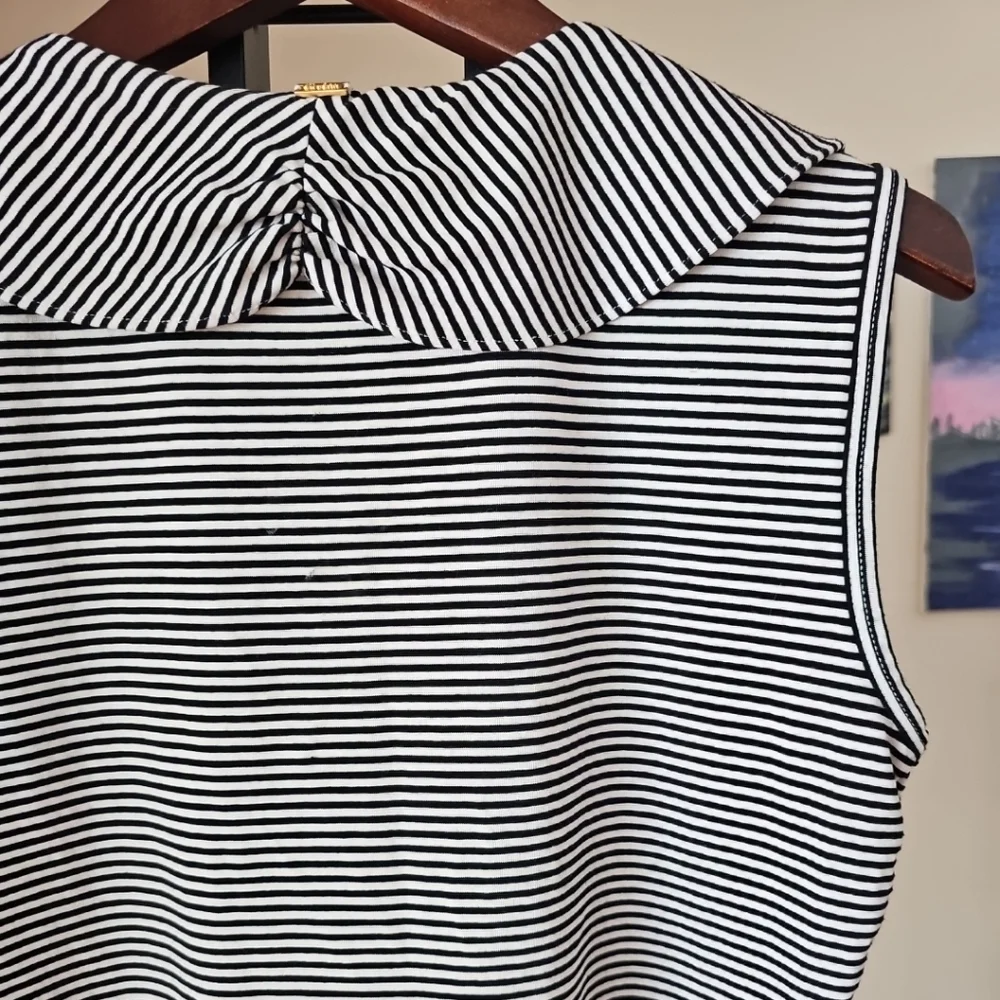 ST JOHN Women's Ruffle V Neck Sleeveless Striped Black White Stretch Top Size M - Picture 7 of 10